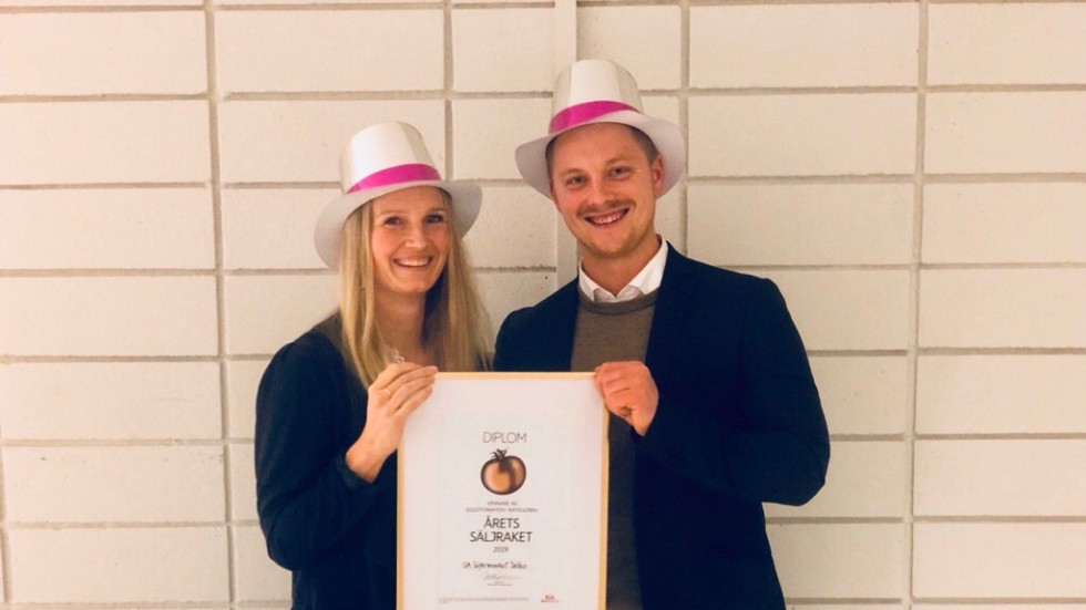Det höll inte riktigt hela vägen för ICA Supermarket i Vimmerby, som nominerats till Årets Säljraket inom koncernen, men Frida Hamrin och Dennis Dahlin är glada och stolta ändå.
