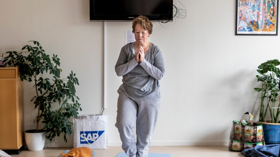 Anne-Lin Hedström Tsang har proteser i båda knäna. Höger är tio år gammalt, skojar hon. Vänstra opererades för tre månader sedan.