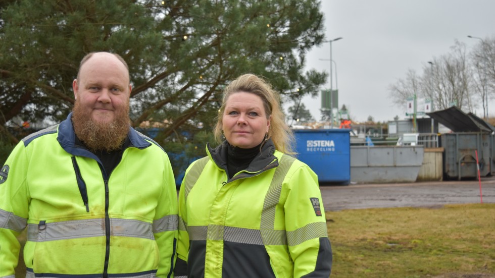 Fredrik Norell och Marika Andersson på återvinningscentralen har en tall med ljus för att sprida lite julstämning.