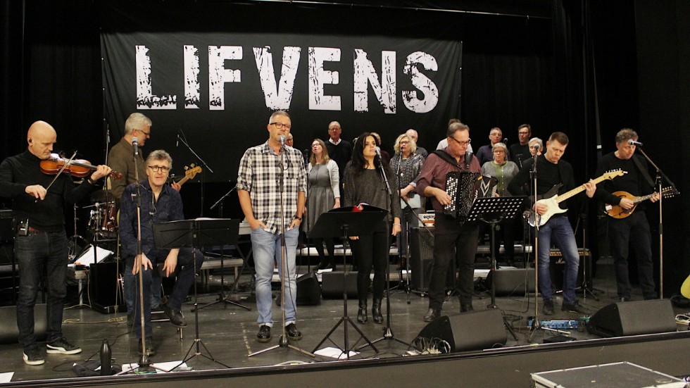 Lifvens, förstärkt av Tony Frost och Bosse Alexanderson, tillsammans med Odensvikören och Matilda Adolfsson, på en kärlekskonsert på Valhall i början av året.