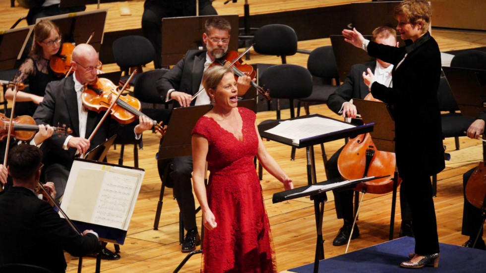 Det är lätt att bedåras av aftonens solist, sopranen Camilla Tilling, menar vår recensent. Även dirigenten Anja Bihlmaier styr orkesterskutan med säker hand.