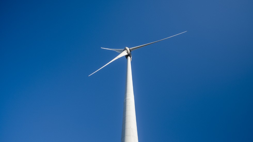 Skribenten är kritisk till uppförandet av fler vindkraftverk.