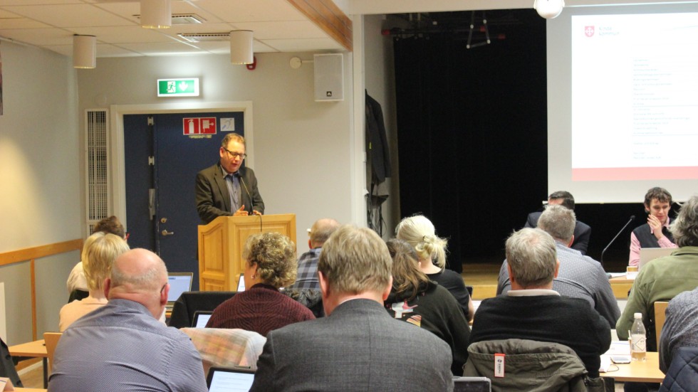 Lars Karlsson (L), ordförande i vård- och omsorgsnämnden, var en av flera som deltog i debatten om förändringarna i budgeten.