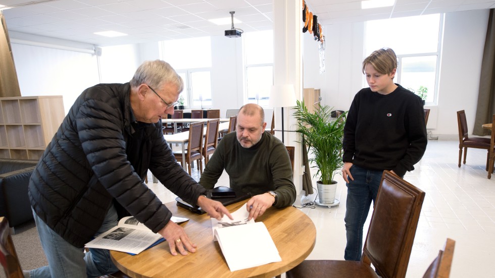 Nyköpngs Enskilda grundskolas samlingsrum kallas för "Tvålkoppen". Den gamla vaktmästaren på Sunlight Bengt Söderman tittar på bilder tillsammans med läraren Mattias Elversson och eleven Fredrik Démery. 