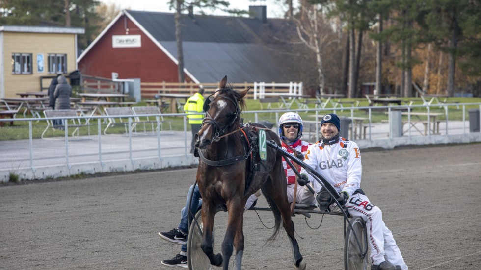 En champion som avslutade starkt. Claes Sjöström tog tre segrar under säsongens sista dag, här med Kalmarhästen Evoque.

