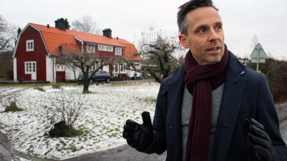 Roger Newman står utanför sitt hus i Loddby. Han är orolig över hur Ostlänken kommer att påverka bostadsområdet.
