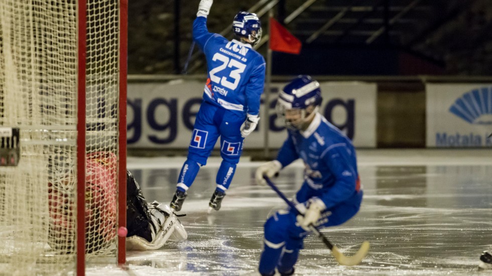 Philip Florén höjer klubban efter att han gjort IFK:s första mål för kvällen. Motalalaget kvitterade snart efter Brobergs ledningsmål i början. Floréns tionde mål den här säsongen.