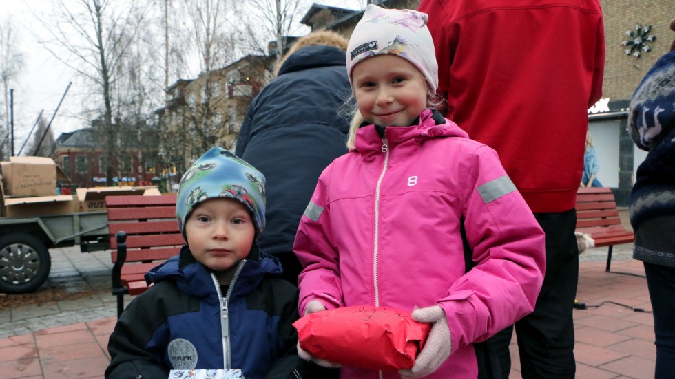 Syskonen Agnes och Joel Olofsson, sju och tre år gamla hade fått paket av tomten. Agnes misstänkte att det kunde vara ett par strumpor i hennes paket, Joel hoppades på lego i sitt.