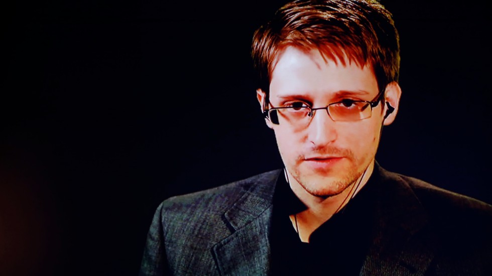 Edward Snowden är född 1983 i North Carolina, USA. Han befinner sig sedan 2013 i exil på hemlig ort.