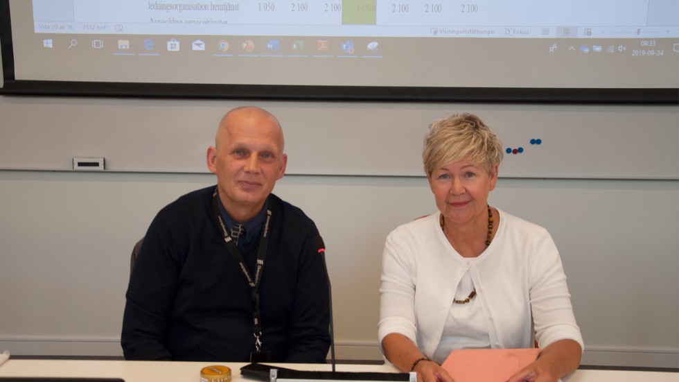 Ekonomichefen Mats Björk och socialchefen Catharina Liljeholm drog de dystra siffrorna om det ökade underskottet.
