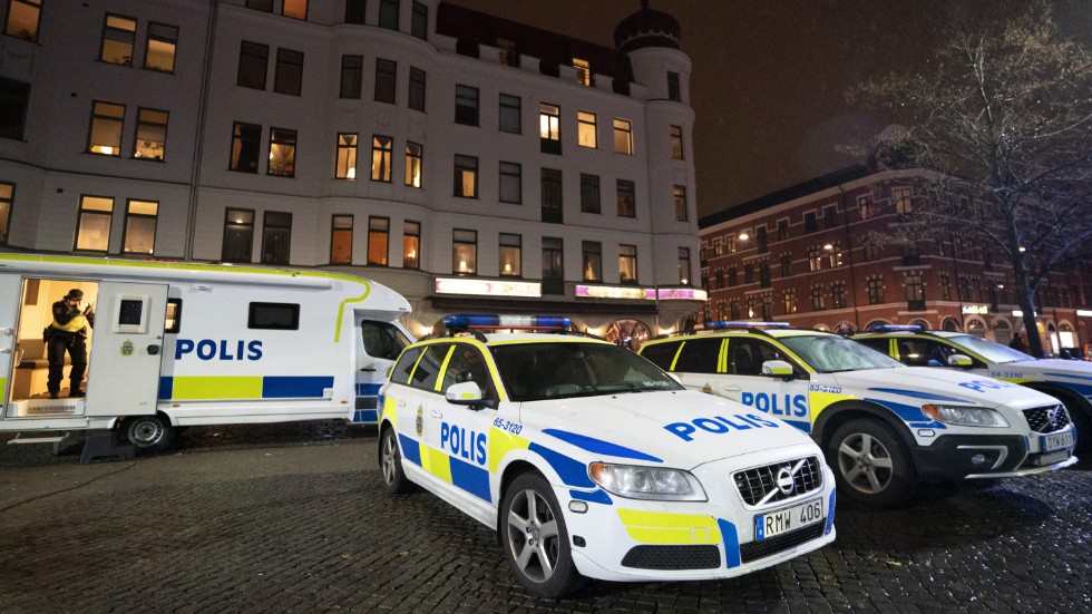  Mobila poliskontoret och tre polisbilar parkerade på Möllevångstorget i Malmö i samband med den särskilda händelsen efter skjutningen av två 15-åringar.