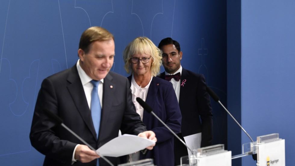 Lena Micko (till vänster) blir ny civilminister, säger statsminister Stefan Löfven (S) på en pressträff. När Ardalan Shekarabi (till höger) slutar kommer Lena Micko att ta över som civilminister. 