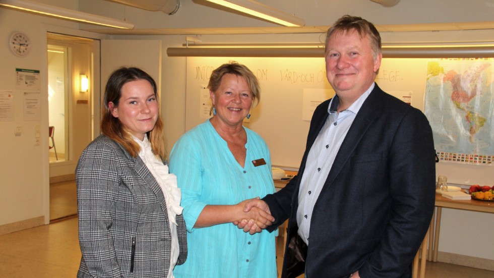 Kinda lärcentrum har certifierats som vård- och omsorgscollege. Lärarna Olivia Andwester och Inger Carlström gratuleras av bildningsnämndens ordförande i Kinda David Wenhov (LPo).