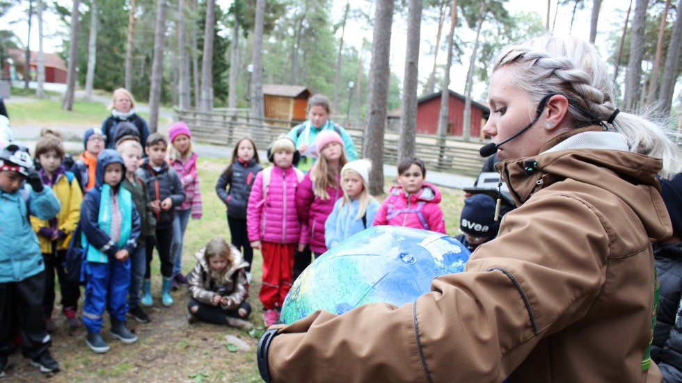 Så här såg det ut förra året när Kungsbergsskolan besökte Kolmården i projektet "Bästa Världen". Matilda Apelqvist tog emot eleverna då, och berättade om hur regnskogar fungerar.
