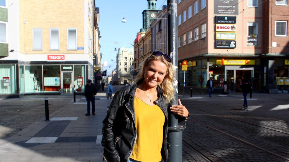 Helena Bruhn har skrivit, producerat och medverkat i revyer längs Höga Kusten. Nu är norrländskan redo för Norrköpings gator.