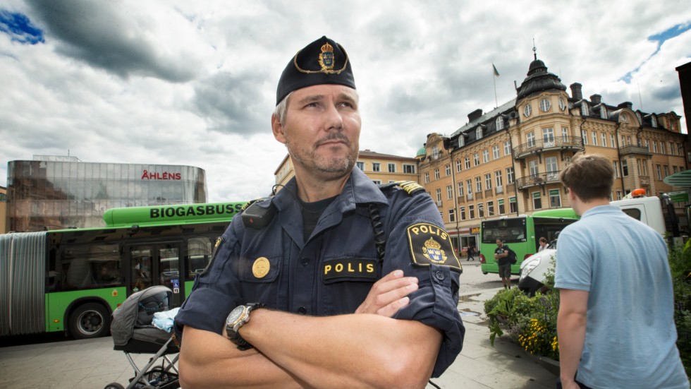 Stefan Siesing, yttre befäl vid Uppsalapolisen, uppger att en man ska ha tafsat på två olika kvinnor.