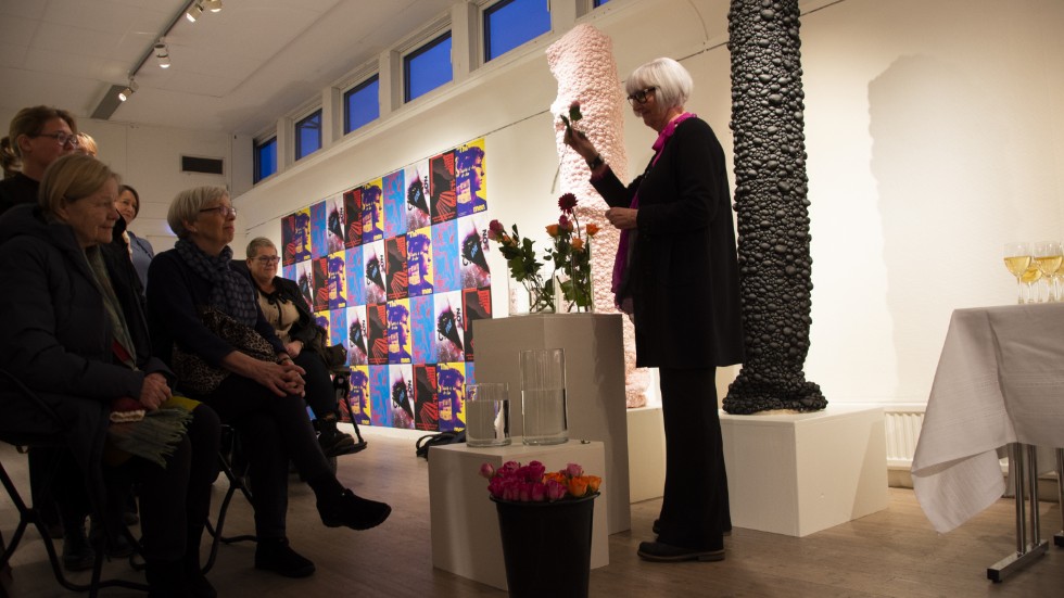 Ett 30-tal kvinnor hade samlats på Norrbottensmuseum på initiativ av Ann-Katrin Tideström, för att hylla Sara Danius liv och gärning. Publiken fick alla gå fram och säga några ord och sätta en röd eller orange ros i en vas.