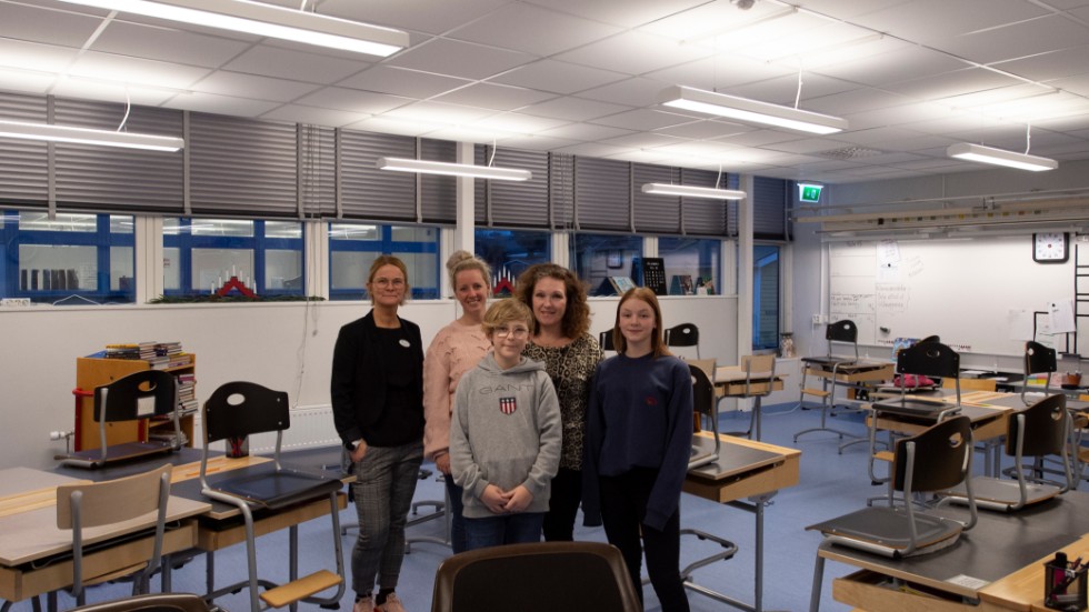 Lärare och elever på Ramdalsskolan är nöjda med de nya klassrummen. Från vänster: Camilla Svärd, Maria Lundqvist (verksamhetsansvarig för fritids), Victor Nilsson Ahlqvist, Malin Ström, Tuva Johansson. 