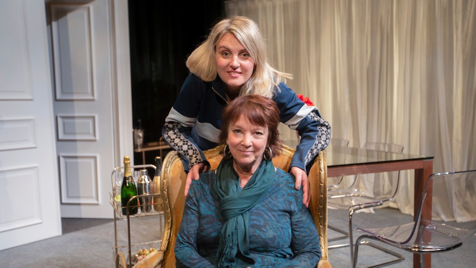 Skådespelaren Moa Silén, stående och regissören Karin Enberg i stolen, har roligt med att jobba med välfunna  repliker från skruvade kontorsmiljöer i Alma Kirlics pjäs "Kul med en kvinna".