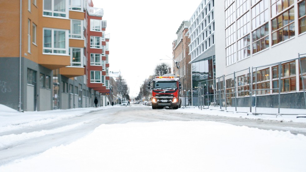 En 18 timmar lång insats ska göra att den första etappen av asfalteringen av Drottninggatan i Eskilstuna blir klar.