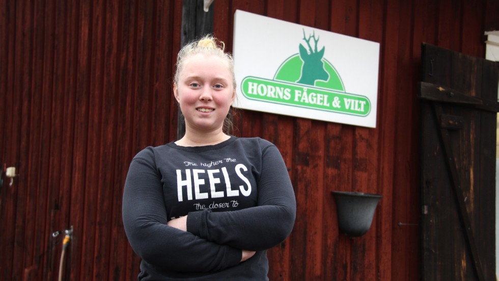 Det är 19-åriga Jonna Knutsson som tar över företaget Horns fågel och vilt från Stellan Tullberg med familj. "Det känns jättespännande", säger hon. 