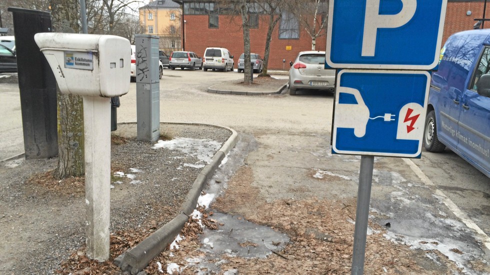 Laddplats för elbilar i Eskilstuna. 