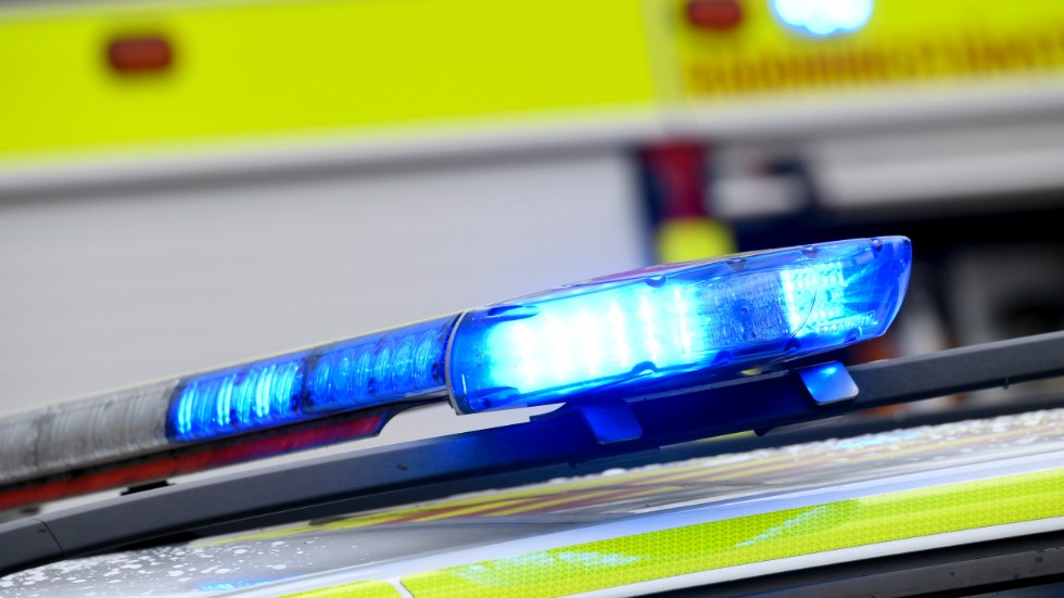 Polisen tog över från räddningstjänsten efter en dikeskörning i Finspång. 