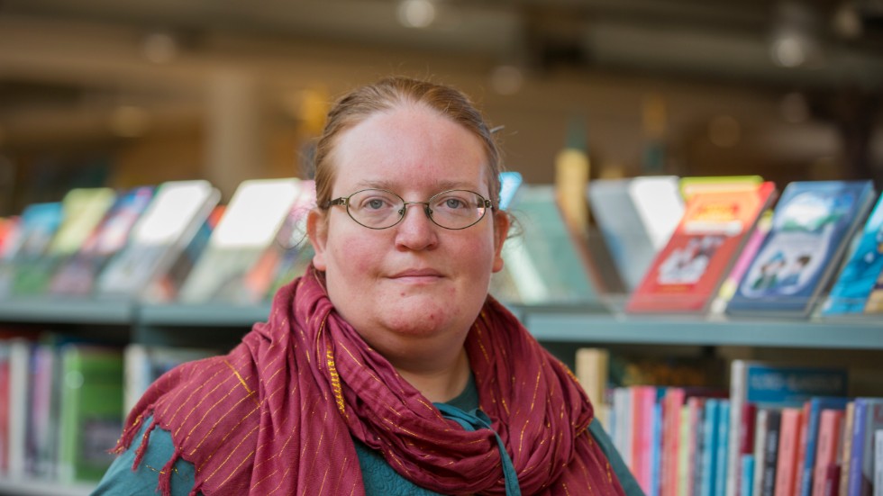 Isabelle Wårfors menar att biblioteket ibland är den enda regionala instansen som finns kvar på vissa orter. Därför blir det ofta till dem som folk vänder sig.