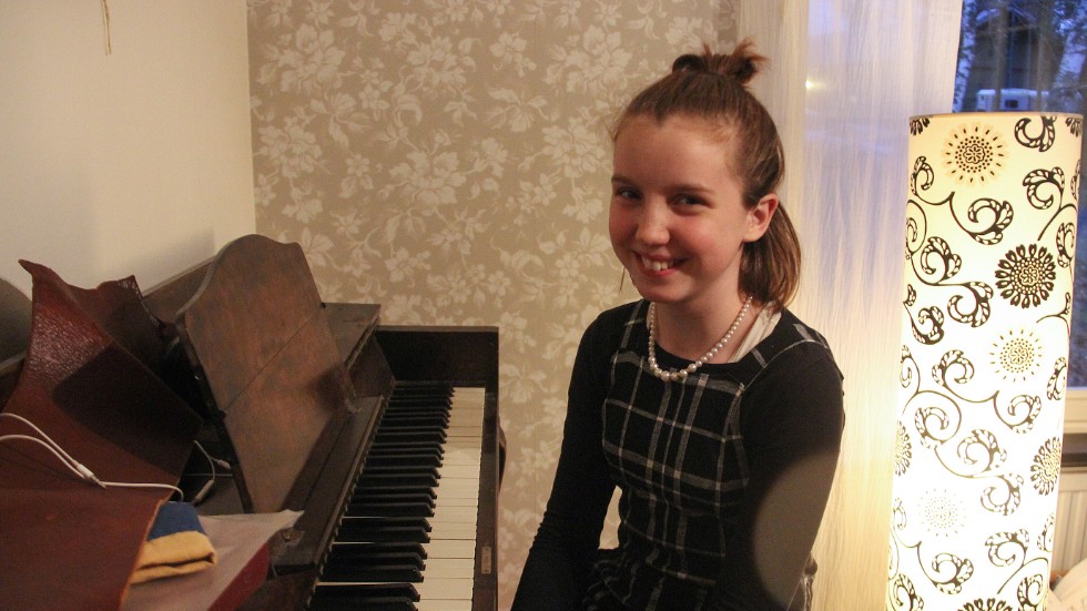 Musik, bland annat pianospel, är ett av Rebecca Tinnerholms intressen vid sidan av att skriva.