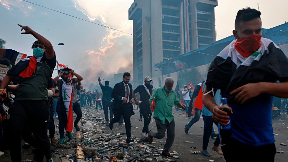 CTS slänger in tårgas mot demonstranterna vid Tahrirtorget i Bagdad.  