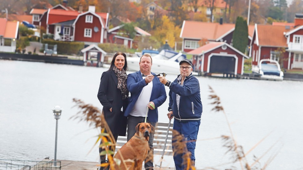 Carl-Olov Ekervall lämnar symboliskt över släktgårdens nyckel till sonen Joacim Ekervall och hans hustru Annica, med hunden Kinza som vittne. 