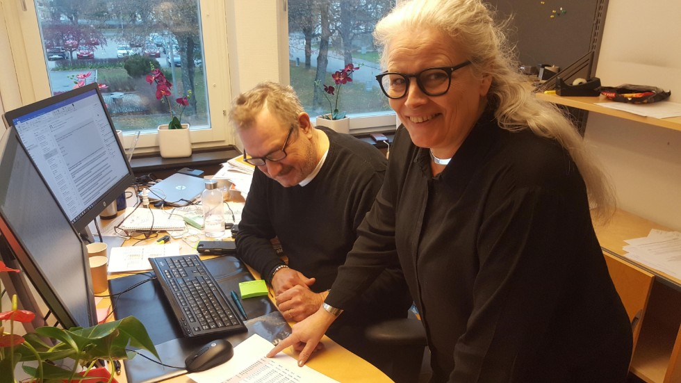 Veikko Niemi, ekonomichef, och Randi Graungaard, kommundirektör, förklarar att Tierps kommuns resultat för 2019 kommer att sluta på ett överskott på 5 miljoner kronor och inte en minus på 20 miljoner kronor.