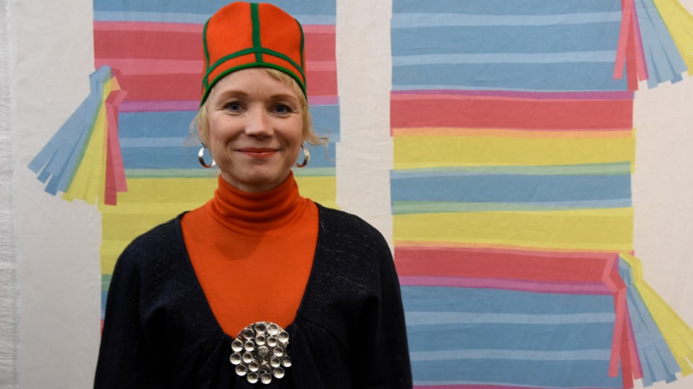 Maria Vinka sökte kulturbidrag från Göteborgs kommun för att visa upp det moderna Sápmi utanför de traditionella samiska miljöerna. Det blev utställningen "Sápmi runt hörnet" som nu visas på Ájtte museum i Jokkmokk. Här står hon framför sitt mönster "Voedtege/Skoband".