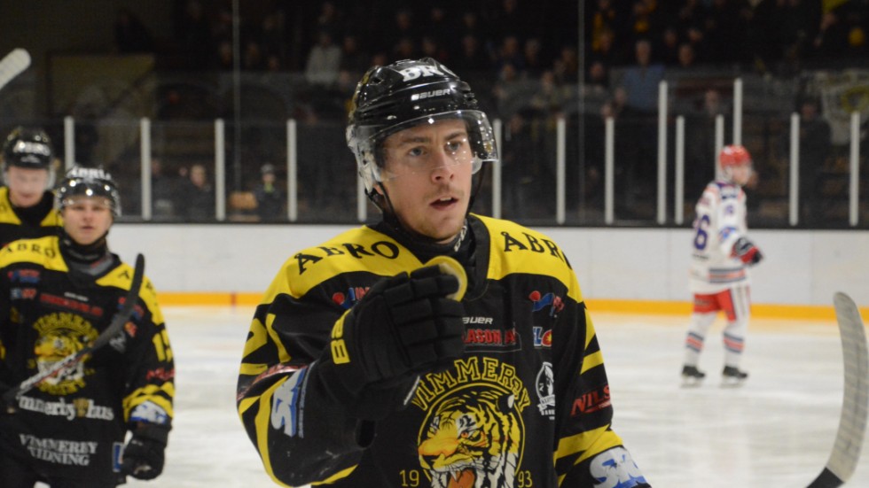Nils Rygaard efter att ha gjort 1-0 för Vimmerby Hockey. 