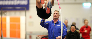 Michael lockar stavtalangerna till hallen