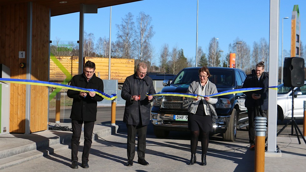 Inte mindre än tre kommunalråd hjälptes åt med invigningen. Lars Rosander (C) från Hultsfred, Jacob Käll (C) från Vimmerby och Stihna Johansson Evertsson (C) från Högsby.