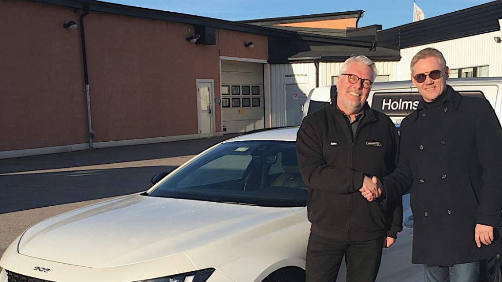 Anders Marteleur, operativ chef för Holmströms Bil AB och  Peter Palm, KW Bruun, generalagent för Peugeot sen årsskiftet, tar i hand för att symbolisera överensekommelsen att bilfirman i Vimmerby tar sig an bilmärket.