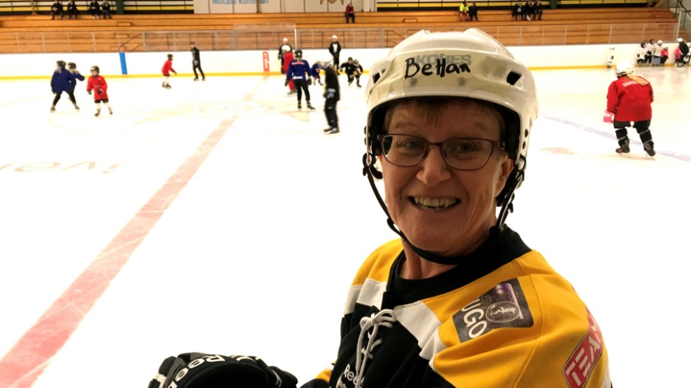 54-åriga eldsjälen Elisabeth "Bettan" Holmberg fortsätter att göra ett stort jobb för Motalahockeyn. Fortfarande är hon aktiv spelare i damlaget.