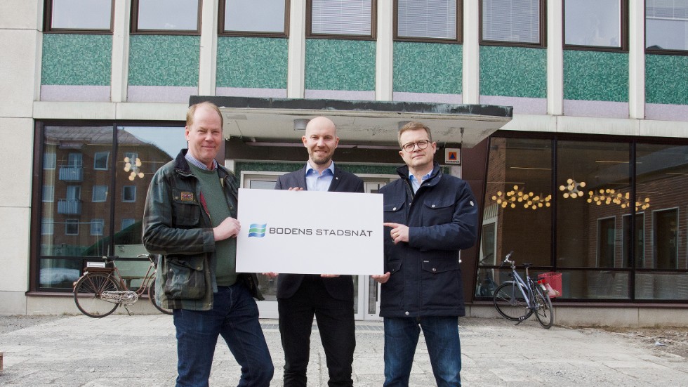 Johan Johansson, Bodenbo, kommunalrådet Claes Nordmark (S), Bodens kommun och Hans Stålnacke, vd för Bodens Energi, håller upp den nya loggan.