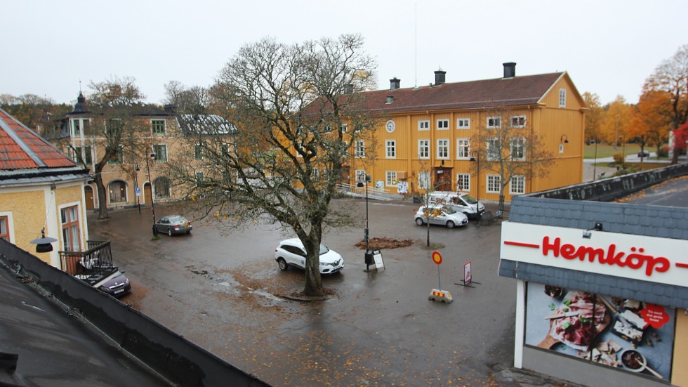 Boende i centrala Malmköping bekymrar sig över parkeringssituationen. 