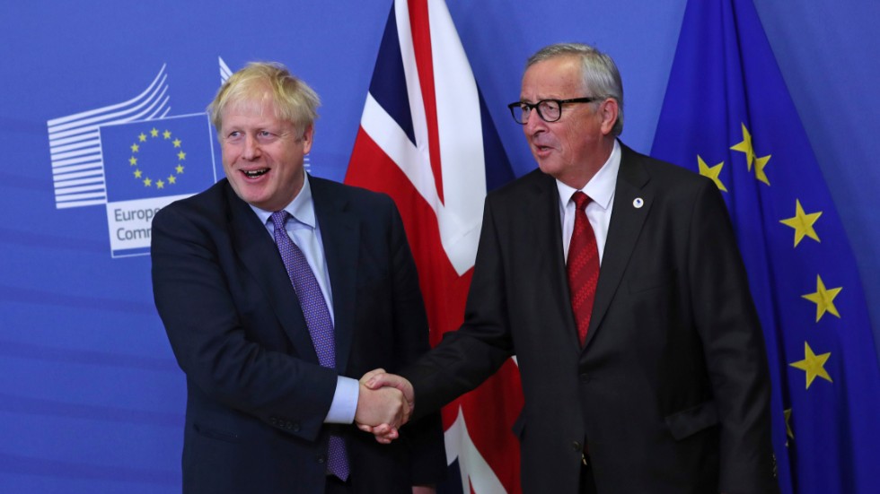 Brittiske premiörministern Boris Johnson skakar hand med EU-kommissionens ordförande Jean-Claude Juncker efter att en uppgörelse om brexit nåtts.