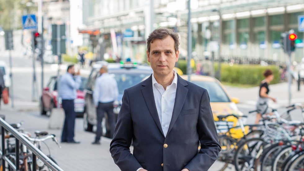 "Utvecklingen av svart taxi på Facebook är ett allvarligt hot mot den seriösa taxinäringen", säger Claudio Skubla, förbundsdirektör vid Svenska Taxiförbundet,