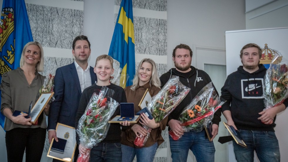 De sex pristagarna tilldelades medalj, diplom och blommor som tack för deras civilkurage. Från vänster: Hanna Persson, Erik Hellberg, Alvar Björk, Camilla Vikberg, Filip Rosendal och Emil Edberg.