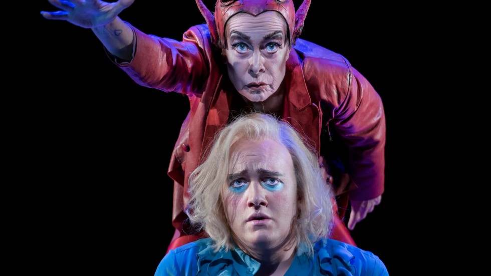 Lotta Ramel som Mefistofeles och Martin Waerme som Faust i "Faust II" på Östgötateatern.