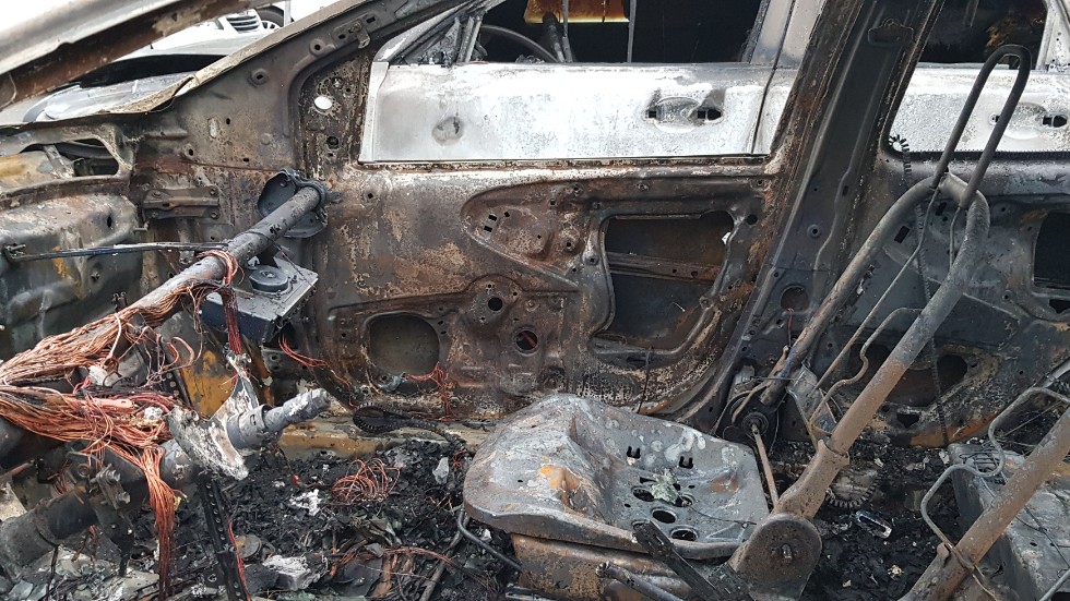 Branden startade i en mindre Toyota och spred sig sedan till Volvon som stod bredvid.