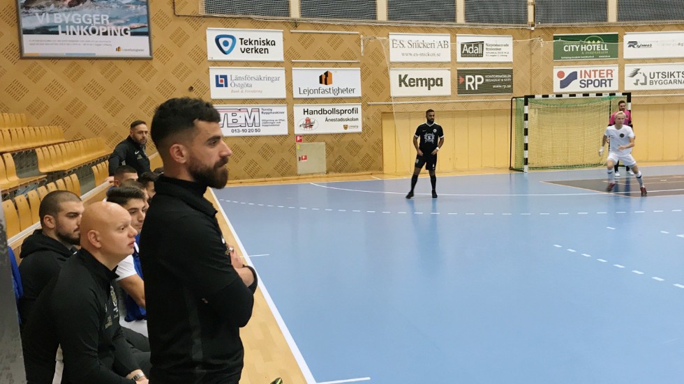 Liridon Silka har haft en vecka i Motala och coachade Dribbla United i Linköping på lördagen. Efter det futsalinhoppet är han nu tillbaka i Östers fotbollslag i Växjö och ämnar fullfölja det kontraktet.