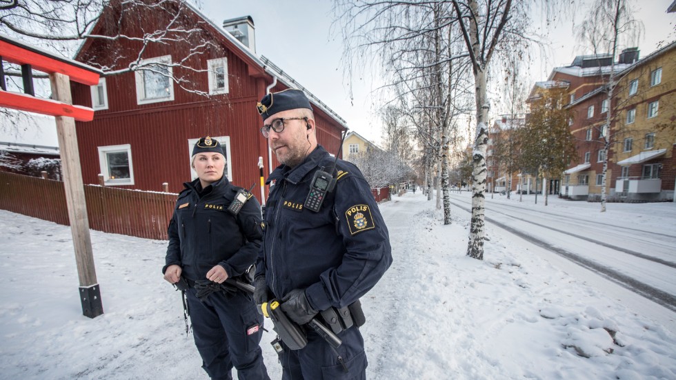 Områdespoliserna Emma Svensson och Mathias Strandberg besökte brottsplatsen på måndagen.