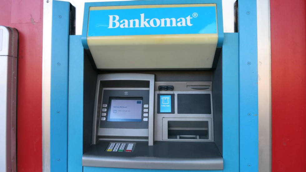 Allt mindre kontanter tas ut från bankomater i Västervik. I stället betalar/"blippar" fler och fler med bankkort eller via Swish.