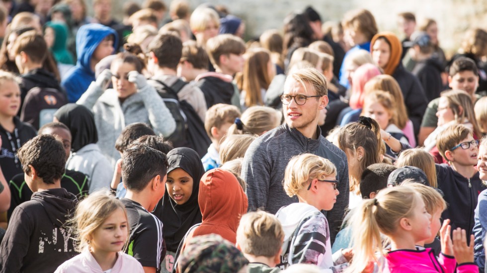 Villiam Dahlström, känd från FC Gute, jobbar också i skolan och syntes i vimlet bland eleverna.