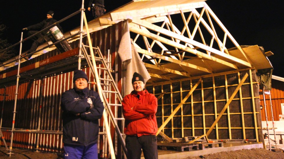Börje Johansson (till vänster) hoppas kunna börja spola is på Kopparvallen i nästa vecka.